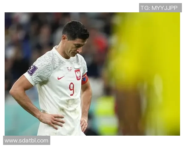 绿茵场的叹息:莱万点球飞天,错失良机与成长的代价